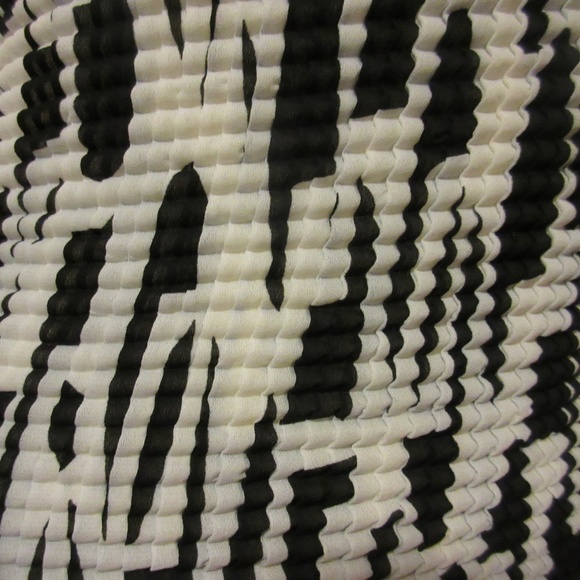 Y2K Essentials by Milano Black White Tank Top Geometric Casual Chic Femme Preppy - Picture 6 of 8